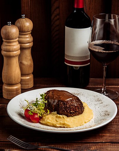 Carne assada com purê harmonizada com vinho tinto