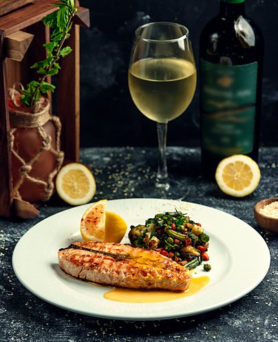 Peixe grelhado harmonizado com vinho branco